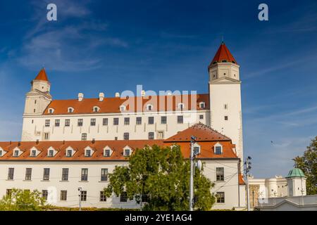 Bratislava, die Hauptstadt des slowakischen Stadtbildes. Die Kirchen und das Schloss in der Altstadt. Bratislavsky hrad historische Sehenswürdigkeit Burg auf einem Hügel Stockfoto