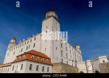 Bratislava, die Hauptstadt des slowakischen Stadtbildes. Die Kirchen und das Schloss in der Altstadt. Bratislavsky hrad historische Sehenswürdigkeit Burg auf einem Hügel Stockfoto