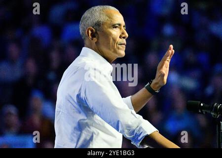 Philadelphia, Ungebundene Staaten. Oktober 2024. Der ehemalige US-Präsident Barack Obama und die US-Künstler Bruce Springsteen und John Legend haben am 28. Oktober 2024 im Liacouras Center in Philadelphia, PA, USA für Harris-Walz gekämpft. (Foto: Bastiaan Slabbers/SIPA USA) Credit: SIPA USA/Alamy Live News Stockfoto
