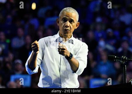 Philadelphia, Ungebundene Staaten. Oktober 2024. Der ehemalige US-Präsident Barack Obama und die US-Künstler Bruce Springsteen und John Legend haben am 28. Oktober 2024 im Liacouras Center in Philadelphia, PA, USA für Harris-Walz gekämpft. (Foto: Bastiaan Slabbers/SIPA USA) Credit: SIPA USA/Alamy Live News Stockfoto