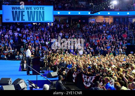 Philadelphia, Ungebundene Staaten. Oktober 2024. Der ehemalige US-Präsident Barack Obama spricht am 28. Oktober 2024 im Liacouras Center in Philadelphia, PA, USA auf der Bühne als US-Künstler Bruce Springsteen und John Legend für Harris-Walz. (Foto: Bastiaan Slabbers/SIPA USA) Credit: SIPA USA/Alamy Live News Stockfoto