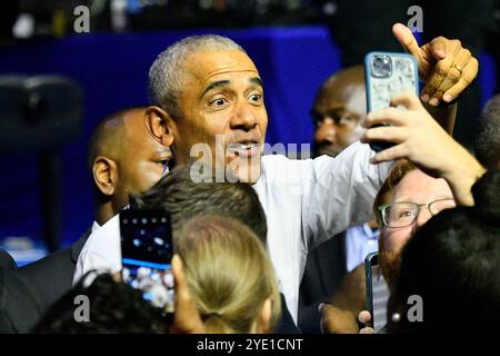 Philadelphia, Ungebundene Staaten. Oktober 2024. Der ehemalige US-Präsident Barack Obama und die US-Künstler Bruce Springsteen und John Legend haben am 28. Oktober 2024 im Liacouras Center in Philadelphia, PA, USA für Harris-Walz gekämpft. (Foto: Bastiaan Slabbers/SIPA USA) Credit: SIPA USA/Alamy Live News Stockfoto