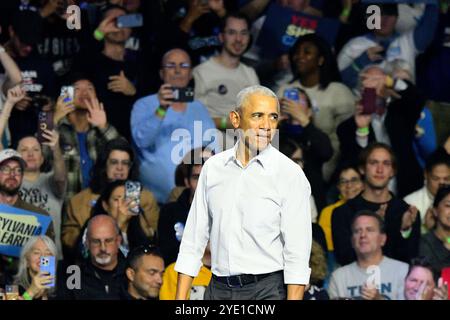 Philadelphia, Ungebundene Staaten. Oktober 2024. Der ehemalige US-Präsident Barack Obama und die US-Künstler Bruce Springsteen und John Legend haben am 28. Oktober 2024 im Liacouras Center in Philadelphia, PA, USA für Harris-Walz gekämpft. (Foto: Bastiaan Slabbers/SIPA USA) Credit: SIPA USA/Alamy Live News Stockfoto
