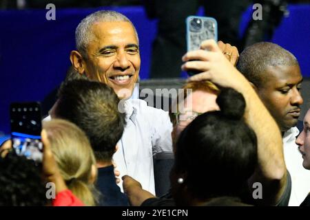 Philadelphia, Ungebundene Staaten. Oktober 2024. Der ehemalige US-Präsident Barack Obama und die US-Künstler Bruce Springsteen und John Legend haben am 28. Oktober 2024 im Liacouras Center in Philadelphia, PA, USA für Harris-Walz gekämpft. (Foto: Bastiaan Slabbers/SIPA USA) Credit: SIPA USA/Alamy Live News Stockfoto