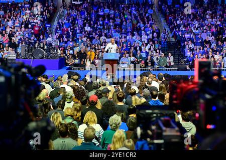 Philadelphia, Ungebundene Staaten. Oktober 2024. Der ehemalige US-Präsident Barack Obama und die US-Künstler Bruce Springsteen und John Legend haben am 28. Oktober 2024 im Liacouras Center in Philadelphia, PA, USA für Harris-Walz gekämpft. (Foto: Bastiaan Slabbers/SIPA USA) Credit: SIPA USA/Alamy Live News Stockfoto