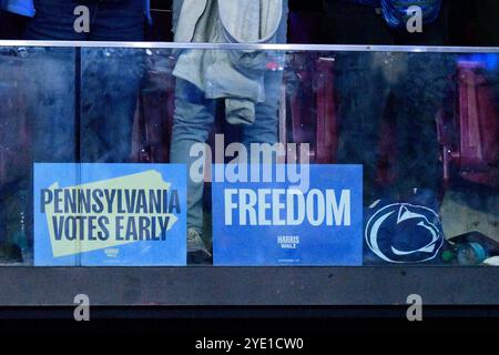 Philadelphia, Ungebundene Staaten. Oktober 2024. Der ehemalige US-Präsident Barack Obama und die US-Künstler Bruce Springsteen und John Legend haben am 28. Oktober 2024 im Liacouras Center in Philadelphia, PA, USA für Harris-Walz gesorgt. (Foto: Bastiaan Slabbers/SIPA USA) Credit: SIPA USA/Alamy Live News Stockfoto