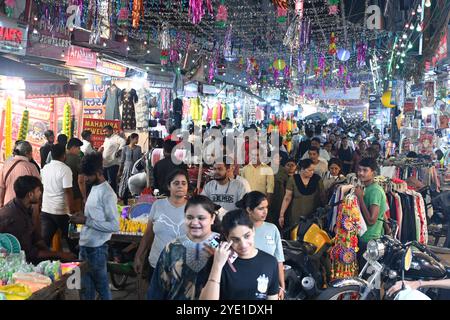 Neu-Delhi, Indien. Oktober 2024. NEW DELHI, INDIEN - 28. OKTOBER: Riesige Besuchermengen im Krishna Nagar vor dem Diwali Festival am 28. Oktober 2024 in Neu-Delhi, Indien. (Foto: Sonu Mehta/Hindustan Times/SIPA USA) Credit: SIPA USA/Alamy Live News Stockfoto