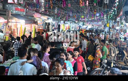 Neu-Delhi, Indien. Oktober 2024. NEW DELHI, INDIEN - 28. OKTOBER: Riesige Besuchermengen im Krishna Nagar vor dem Diwali Festival am 28. Oktober 2024 in Neu-Delhi, Indien. (Foto: Sonu Mehta/Hindustan Times/SIPA USA) Credit: SIPA USA/Alamy Live News Stockfoto