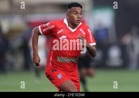 Lima, Peru. Oktober 2024. Josue Estrada aus Cienciano spielte am 27. Oktober 2024 im Monumental-Stadion in Lima, Peru, während des Liga-1-Spiels zwischen Universitario de Deportes und Cienciano. (Foto: Miguel Marruffo/PRESSINPHOTO) Credit: PRESSINPHOTO SPORTS AGENCY/Alamy Live News Stockfoto