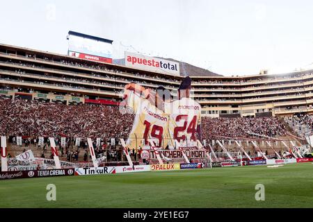 Lima, Peru. Oktober 2024. Universitario-Fans spielten während des Liga-1-Spiels zwischen Universitario de Deportes und Cienciano am 27. Oktober 2024 im Monumental-Stadion in Lima, Peru. (Foto: Miguel Marruffo/PRESSINPHOTO) Credit: PRESSINPHOTO SPORTS AGENCY/Alamy Live News Stockfoto