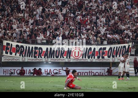 Lima, Peru. Oktober 2024. Universitario-Fans spielten während des Liga-1-Spiels zwischen Universitario de Deportes und Cienciano am 27. Oktober 2024 im Monumental-Stadion in Lima, Peru. (Foto: Miguel Marruffo/PRESSINPHOTO) Credit: PRESSINPHOTO SPORTS AGENCY/Alamy Live News Stockfoto