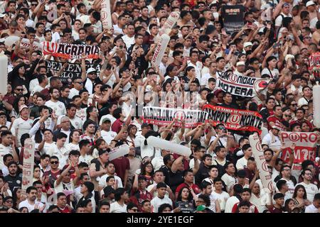 Lima, Peru. Oktober 2024. Universitario-Fans spielten während des Liga-1-Spiels zwischen Universitario de Deportes und Cienciano am 27. Oktober 2024 im Monumental-Stadion in Lima, Peru. (Foto: Miguel Marruffo/PRESSINPHOTO) Credit: PRESSINPHOTO SPORTS AGENCY/Alamy Live News Stockfoto