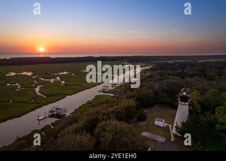 Luftaufnahme des Leuchtturms von Amelia Island bei Sonnenaufgang auf Amelia Island, Florida, USA Stockfoto