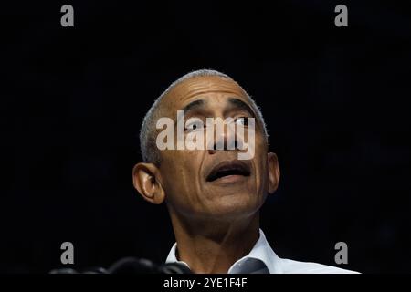 Philadelphia, Usa. Oktober 2024. Der ehemalige Präsident Barack Obama regt die Menge an und fordert die Teilnehmer dazu auf, sich vor den bevorstehenden Wahlen am Montag, den 28. Oktober 2024, in Philadelphia, Pennsylvania, einzumischen und zu wählen. Foto: David Muse/UPI. Quelle: UPI/Alamy Live News Stockfoto