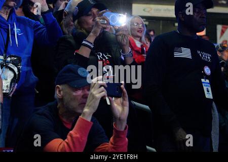 Philadelphia, Ungebundene Staaten. Oktober 2024. Der ehemalige US-Präsident Barack Obama und die US-Künstler Bruce Springsteen und John Legend haben am 28. Oktober 2024 im Liacouras Center in Philadelphia, PA, USA für Harris-Walz gesorgt. (Foto: Bastiaan Slabbers/SIPA USA) Credit: SIPA USA/Alamy Live News Stockfoto