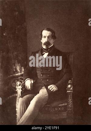 Louis-Napoléon (alias Napoleon III) (1852) ein Foto des französischen Fotografen Jean-Baptiste Gustave Le Gray. Le Gray gilt als einer der Pioniere der Fotografie und einer der wichtigsten Fotografen der 1800er Jahre Er ist bekannt für seine technischen Innovationen, einschließlich der Entwicklung des gewachsten Papiernegativ (das mehr Details enthielt als das von Fox Talbot entwickelte Verfahren) und seiner Kombinationsdrucke, bei denen er ein negativ für den Himmel und ein anderes für das Land/Meer verwendete. Stockfoto