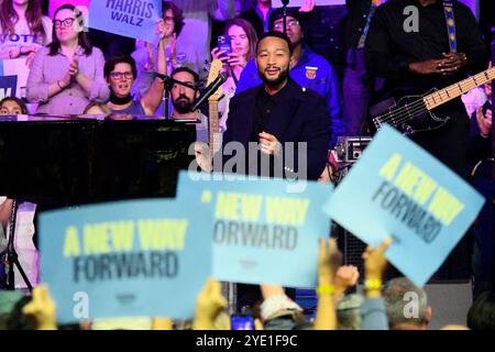 Philadelphia, Ungebundene Staaten. Oktober 2024. Der ehemalige US-Präsident Barack Obama und die US-Künstler Bruce Springsteen und John Legend haben am 28. Oktober 2024 im Liacouras Center in Philadelphia, PA, USA für Harris-Walz gesorgt. (Foto: Bastiaan Slabbers/SIPA USA) Credit: SIPA USA/Alamy Live News Stockfoto