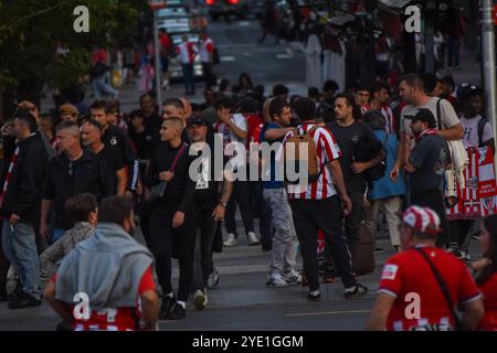 Bilbao, Euskadi, Spanien. Oktober 2024. Bilbao, Spanien, 24. Oktober 2024: Athletic Club-Fans während des Vorschauspiels der UEFA Europa League zwischen Athletic Club und Slavia Praha am 24. Oktober 2024 in Bilbao, Spanien. (Kreditbild: © Alberto Brevers/Pacific Press via ZUMA Press Wire) NUR REDAKTIONELLE VERWENDUNG! Nicht für kommerzielle ZWECKE! Stockfoto