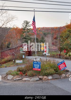 Zeichen für frühe Wahlzeiten für die US-Parlamentswahlen 2024 im ländlichen Connecticut. Stockfoto