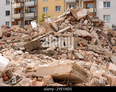 Abbruchschutt vor einem Wohngebäude. Die Häuser am Sternplatz werden durch ein neues Projekt zerstört. Baustelle mit Beton Stockfoto