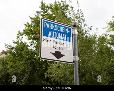 Parkschein-Automat Schild mit dem deutschen Text „hier Parkschein lösen“ in Deutschland. Nahaufnahme des Infoschilds. Stockfoto