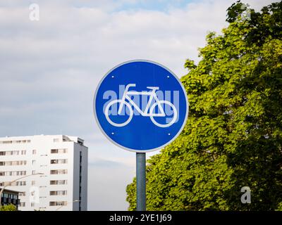 Radweg Verkehrsschild in Deutschland. Nahaufnahme des Zyklussymbols auf blauem Hintergrund. Das Symbol weist auf eine spezielle Route oder Spur für Radfahrer hin. Stockfoto