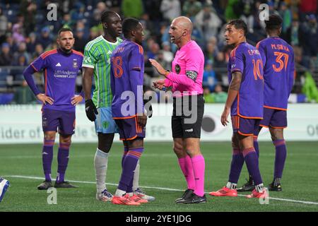 Seattle, Usa. Oktober 2024. Seattle Sounders FC-Verteidiger Yeimar Gómez (28) und Houston Dynamo FC-Stürmer Ibrahim Aliyu (18) sprechen am 28. Oktober 2024 mit Schiedsrichter Ted Unkel in der ersten Hälfte eines Spiels im MLS Cup Playoffs im Lumen Field in Seattle, Washington. (Foto Nate Koppelman/SIPA USA) Credit: SIPA USA/Alamy Live News Stockfoto