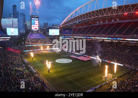 Seattle, Usa. Oktober 2024. Die Pyrotechnik wird nach dem Singen der Nationalhymne vor einem MLS Cup Playoffs Spiel zwischen Seattle Sounders FC und Houston Dynamo FC am 28. Oktober 2024 im Lumen Field in Seattle, Washington, beobachtet. (Foto Nate Koppelman/SIPA USA) Credit: SIPA USA/Alamy Live News Stockfoto