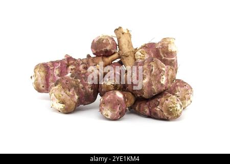 Nahaufnahme von frischen rohen Jerusalem-Artischocken mit rustikalem Aussehen, ideal für gesunde Kochen- und Ernährungskonzepte. Perfekt für Illustrationen Stockfoto