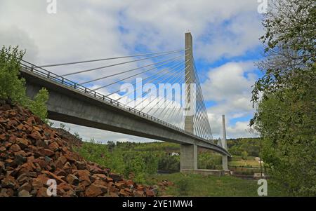Die Klippe und die Penobscot Narrows Bridge, Maine Stockfoto