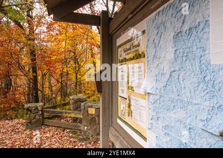 Zugang zum Bartam Trail und Informationstafel am Osage Overlook am Scaly Mountain in der Nähe von Highlands, North Carolina. (USA) Stockfoto