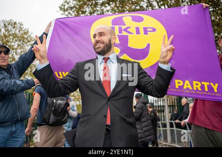 UKIP-Führer Nick Tentoni zeigte mit seiner Anwesenheit seine Unterstützung für Tommy Robinson - und die Rechtsextremen -. Die UKIP ist nun die auserwählte Partei der extremen Rechten, die das Gefühl hat, dass sie von Nigel Farage und seiner Reformpartei verlassen worden sind. Der rechtsextreme Anführer Tommy Robinson wurde zu 18 Monaten Haft verurteilt, weil er die Missachtung des Gerichts zugegeben hatte. Eine Handvoll seiner Anhänger versammelte sich vor dem Woolwich Court House, um gegen das Urteil zu protestieren. Ihnen wurde jedoch ein Blick auf ihren Helden verweigert, da er sofort in das Belmarsh Gefängnis direkt gegenüber dem Court House geführt wurde, um seine Strafe zu beginnen. Stockfoto