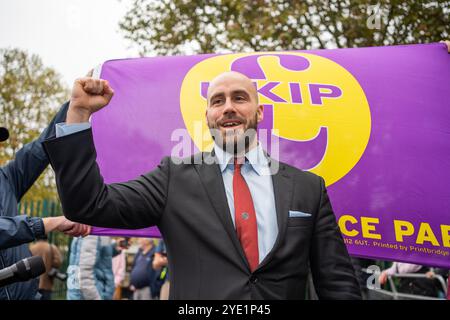 UKIP-Führer Nick Tentoni zeigte mit seiner Anwesenheit seine Unterstützung für Tommy Robinson - und die Rechtsextremen -. Die UKIP ist nun die auserwählte Partei der extremen Rechten, die das Gefühl hat, dass sie von Nigel Farage und seiner Reformpartei verlassen worden sind. Der rechtsextreme Anführer Tommy Robinson wurde zu 18 Monaten Haft verurteilt, weil er die Missachtung des Gerichts zugegeben hatte. Eine Handvoll seiner Anhänger versammelte sich vor dem Woolwich Court House, um gegen das Urteil zu protestieren. Ihnen wurde jedoch ein Blick auf ihren Helden verweigert, da er sofort in das Belmarsh Gefängnis direkt gegenüber dem Court House geführt wurde, um seine Strafe zu beginnen. (Foto: Lab Ky Mo / Stockfoto