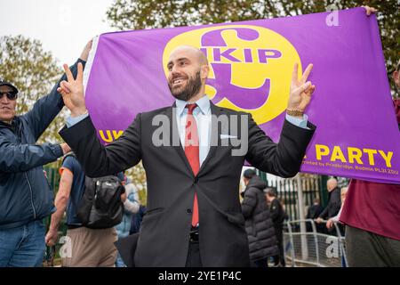 UKIP-Führer Nick Tentoni zeigte mit seiner Anwesenheit seine Unterstützung für Tommy Robinson - und die Rechtsextremen -. Die UKIP ist nun die auserwählte Partei der extremen Rechten, die das Gefühl hat, dass sie von Nigel Farage und seiner Reformpartei verlassen worden sind. Der rechtsextreme Anführer Tommy Robinson wurde zu 18 Monaten Haft verurteilt, weil er die Missachtung des Gerichts zugegeben hatte. Eine Handvoll seiner Anhänger versammelte sich vor dem Woolwich Court House, um gegen das Urteil zu protestieren. Ihnen wurde jedoch ein Blick auf ihren Helden verweigert, da er sofort in das Belmarsh Gefängnis direkt gegenüber dem Court House geführt wurde, um seine Strafe zu beginnen. (Foto: Lab Ky Mo / Stockfoto