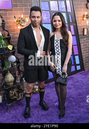 Hollywood, USA. Oktober 2024. Corbin Bleu und Sasha Clements kommen am 28. Oktober 2024 in Hollywood, CA. © Lisa OConnor/AFF-USA.com Credit: AFF/Alamy Live News in der TV-Serie Wizards Beyond Waverly Place Stockfoto