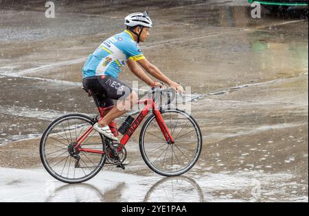 SAMUT PRAKAN, THAILAND, 04. Oktober 2024, Ein Radfahrer trainiert auf einem Rennrad bei Regen Stockfoto