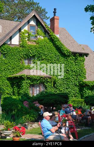 Touristen, Gäste, die den vorderen Innenhof des ikonischen, entspannenden Ivy Manor Inn Hotel genießen. In Bar Harbor, Mount Desert Island, Down East, Maine. Stockfoto