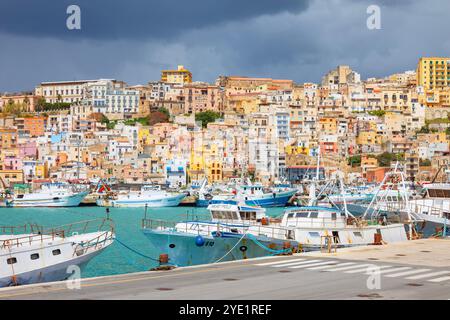 Blick auf den Hafen von Sciacca, Sciacca, Agrigento, Sizilien, Italien Stockfoto