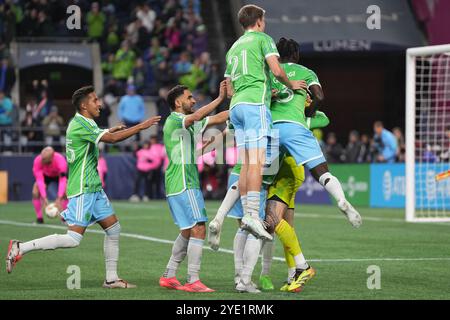 Seattle, Usa. Oktober 2024. Die Spieler des Seattle Sounders FC feiern nach einem Elfmeterschießen-Sieg im MLS Cup Playoffs-Spiel am 28. Oktober 2024 im Lumen Field in Seattle, Washington. (Foto Nate Koppelman/SIPA USA) Credit: SIPA USA/Alamy Live News Stockfoto