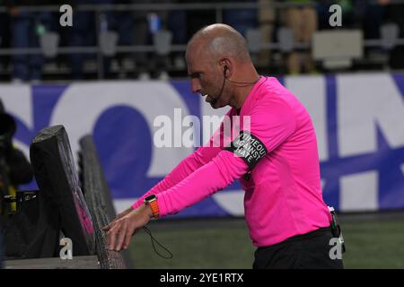 Seattle, Usa. Oktober 2024. Schiedsrichter Ted Unkel rezensiert die Aufnahmen des VAR während der zweiten Hälfte eines Spiels im MLS Cup Playoffs zwischen Seattle Sounders FC und Houston Dynamo FC im Lumen Field in Seattle, Washington am 28. Oktober 2024. (Foto Nate Koppelman/SIPA USA) Credit: SIPA USA/Alamy Live News Stockfoto