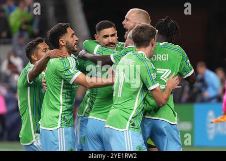 Seattle, Usa. Oktober 2024. Der Mittelfeldspieler Alex Roldan (16) von Seattle Sounders FC wird am 28. Oktober 2024 im Lumen Field in Seattle, Washington, nach einem Elfmeterschießen-Sieg in einem Playoffs-Spiel im MLS Cup von Teamkollegen umgeben. (Foto Nate Koppelman/SIPA USA) Credit: SIPA USA/Alamy Live News Stockfoto