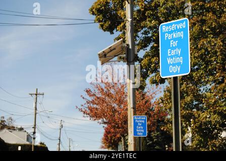 Wood-Ridge, New Jersey, USA - 28. Oktober 2024: Reservierter Parkplatz für Frühabstimmungsschilder in der Nähe eines Wahlortes im Bergen County, New Jersey. Stockfoto