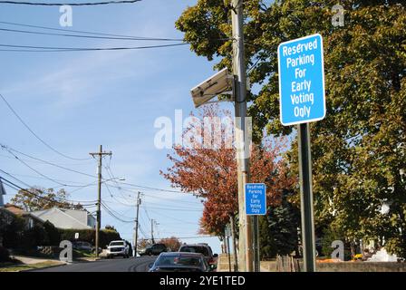 Wood-Ridge, New Jersey, USA - 28. Oktober 2024: Reservierter Parkplatz für Frühabstimmungsschilder in der Nähe eines Wahlortes im Bergen County, New Jersey. Stockfoto