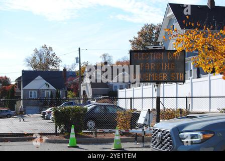 Wood-Ridge, New Jersey, USA - 28. Oktober 2024: Parkplatz für den Wahltag in der Nähe einer Wahlstelle im Bergen County, New Jersey. Stockfoto