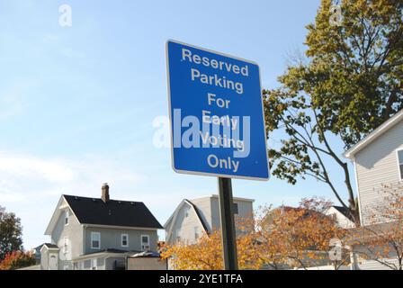 Wood-Ridge, New Jersey, USA - 28. Oktober 2024: Reservierter Parkplatz für Frühabstimmungsschild in der Nähe eines Wahlortes im Bergen County, New Jersey. Stockfoto