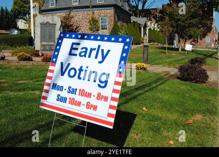 Wood-Ridge, New Jersey, USA - 28. Oktober 2024: Schild, das die Wähler vor den Parlamentswahlen auf einen Wahlort im Bergen County, NJ, zeigt. Stockfoto