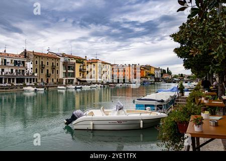 Peschiera, Lago del Garda, Italien - 18. September 2024 farbenfroher Blick auf den canale di Mezzo in Peschiera, Lago del Garda, Italien Stockfoto