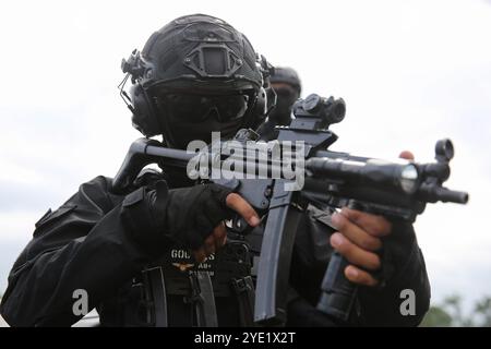 Selangor, Malaysia. Oktober 2024. Maskiertes Mitglied der Royal Malaysian Air Force Special Forces, besser bekannt als PASKAU, nimmt an einer Terrorismusbekämpfung auf der Luftwaffenbasis Jugra Teil. Die PASKAU ist eine Streitmacht mit Allwetterkampffähigkeiten an Land, zu Wasser und in der Luft, wobei die Funktionen und die Art der Spezialkräfte zur Terrorismusbekämpfung berücksichtigt werden. Sie sind gut ausgestattet und gut ausgebildet. Quelle: SOPA Images Limited/Alamy Live News Stockfoto