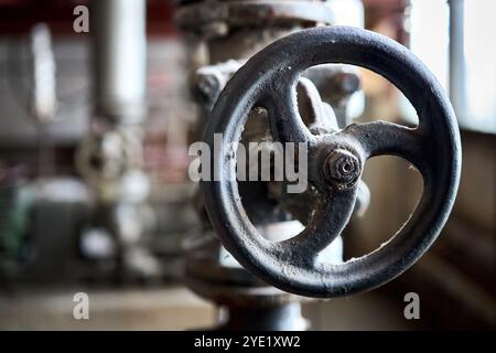 Industrielle staubige chemische petrochemische Retro-Ventil-Großansicht mit selektivem Fokus auf Lenkrad mit Flanschanschluss am Rohr, aus o Stockfoto