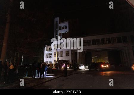 Am 28. Oktober 2024 treffen Teams Sicherheitsmaßnahmen rund um das historische Derschprom-Gebäude (das staatliche Industriegebäude), das erste sowjetische 13-stöckige Wolkenkratzer auf dem Freiheitsplatz, im Stadtzentrum von Charkiw, Ukraine. Ein russischer Bombenangriff auf Charkiw am Montag zerstörte einen Großteil des Derschprom-Gebäudes, eines der berühmtesten Wahrzeichen in der zweiten Stadt der Ukraine aus den 1920er Jahren Sechs Menschen wurden beim Streik um 21:00 Uhr Ortszeit (15:00 Uhr ET) verletzt, hinzu kamen 13 Verletzte bei einem früheren Bombenanschlag über Nacht auf die Stadt. Foto: Yevhen Titov/ABACAPRESS. KOM Stockfoto